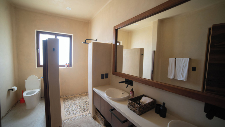 Bathroom 4, Minimalist elegance by the beach, José Azueta