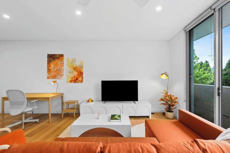 Room 5, Central Art-filled 2 Beds With Balcony Aircon, Sydney