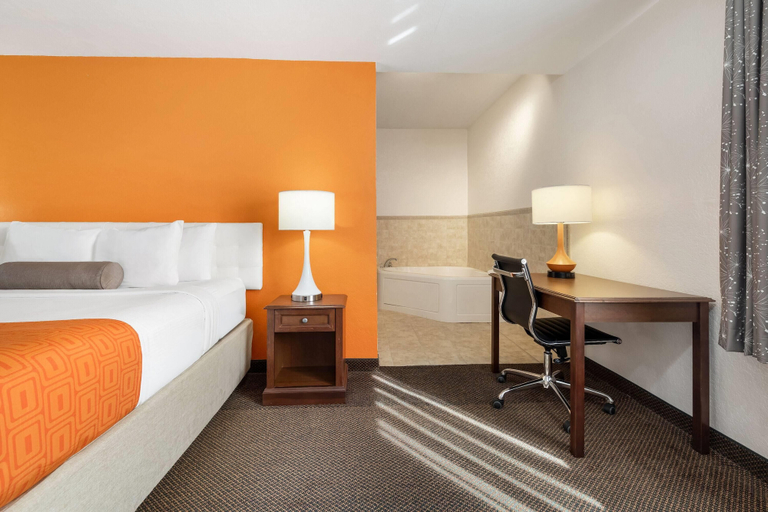 Bedroom 3, Howard Johnson Hotel & Suites by Wyndham Oacoma, Lyman