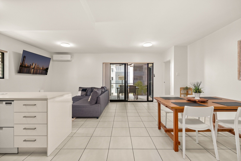 Dining 4, Central South Brisbane Stay With Pool Access, Brisbane