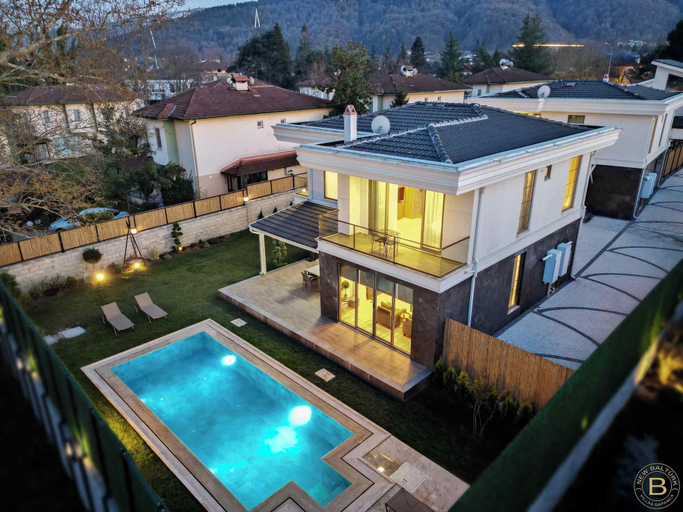 Exterior & Views