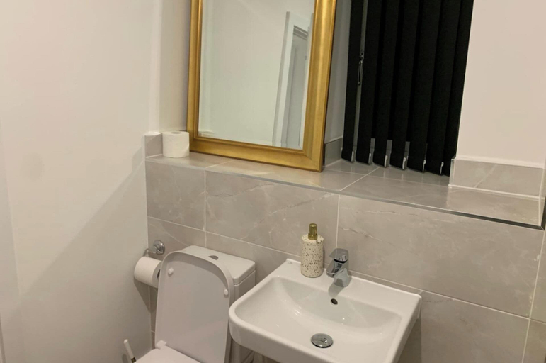 Bathroom 3, 4bed House - Direct Links Into Central London, Thurrock