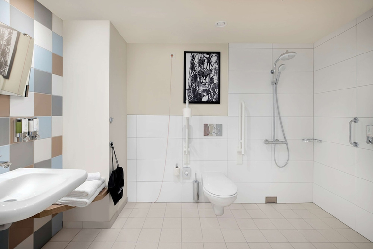 Bathroom 3, Hampton By Hilton Kaiserslautern, Kaiserslautern