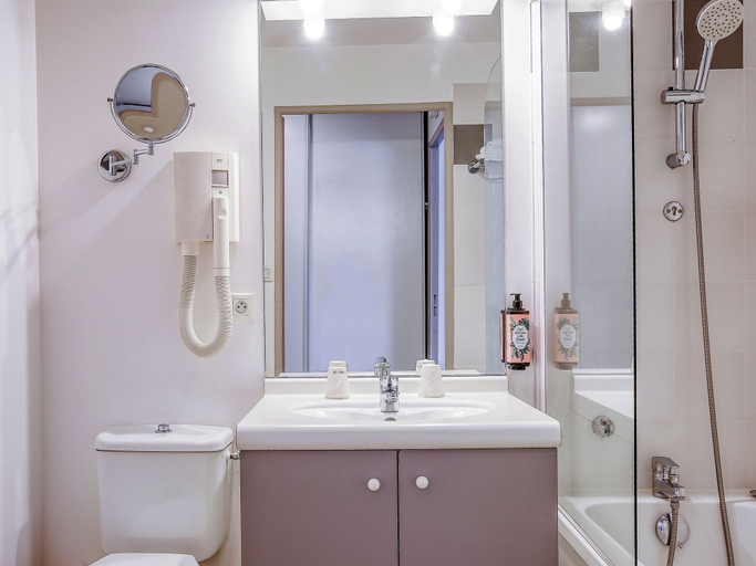 Bathroom 4, Séjours & Affaires Angers Atrium, Maine-et-Loire
