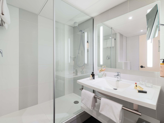 Bathroom 5, Mercure Paris Porte de Versailles Expo Hotel, Hauts-de-Seine