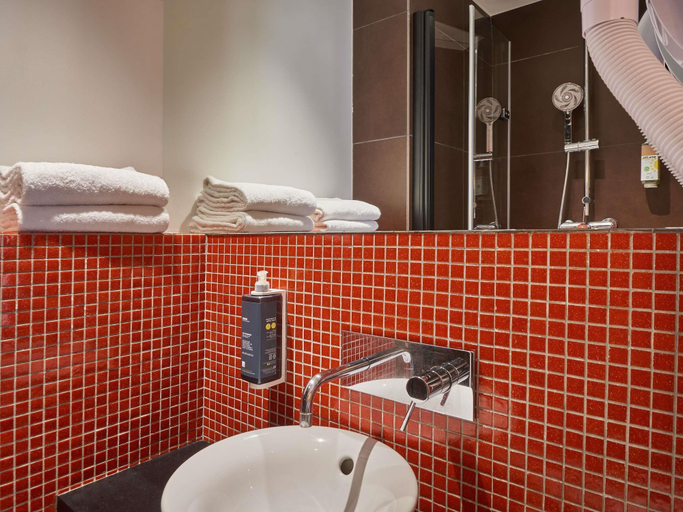 Bathroom 4, greet Hotel Boulogne Billancourt Paris, Hauts-de-Seine