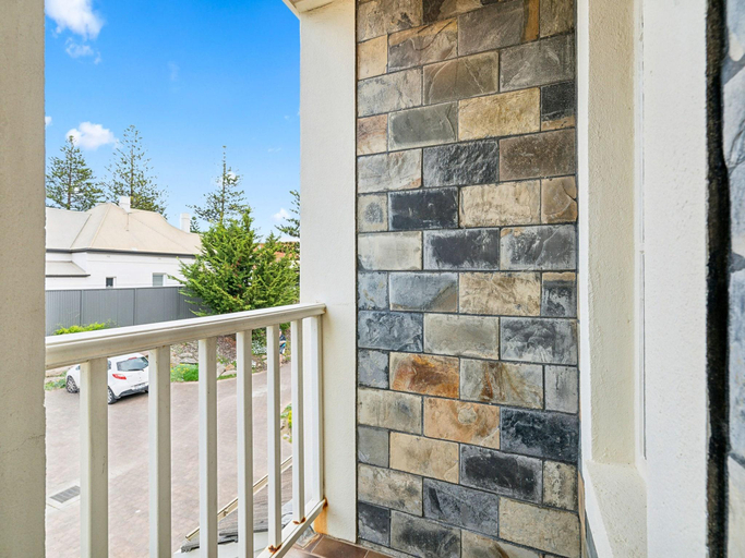 5, Coastal Luxury: 3-Bed Townhouse 150m from Beach, Adelaide