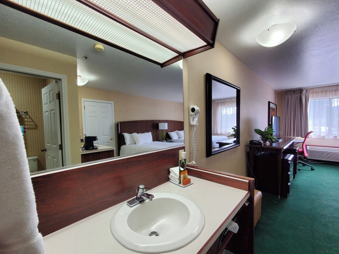 Bathroom 5, Red Lion Hotel Rogue Regency Medford Airport, Jackson