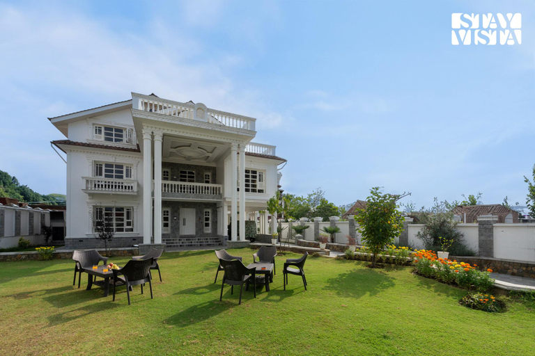 Others 5, StayVista at Midsummer Moon - Mountain View with Courtyard, Srinagar