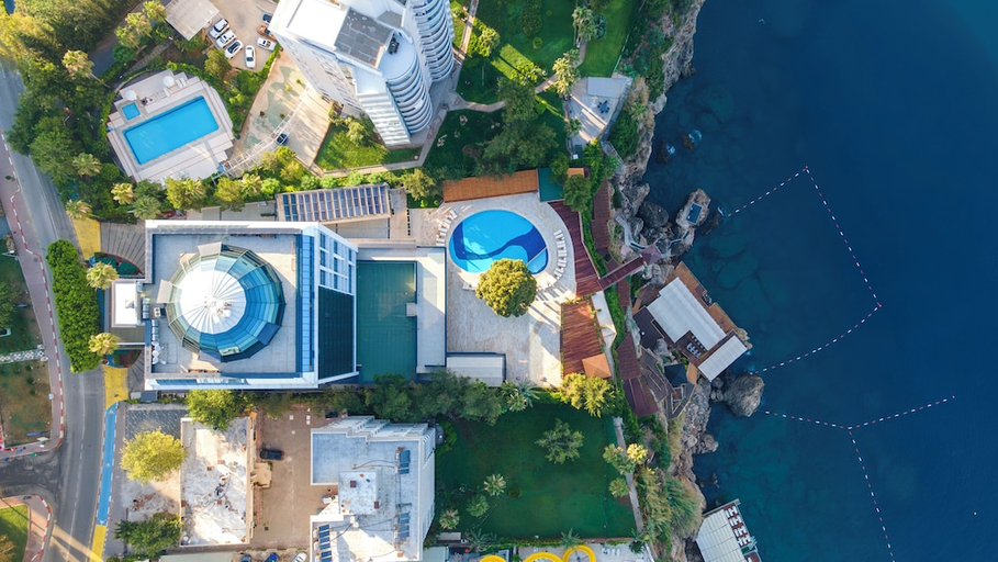 Exterior & Views