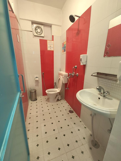 Bathroom 3, goSTOPS Bir, Landing Site, Kangra