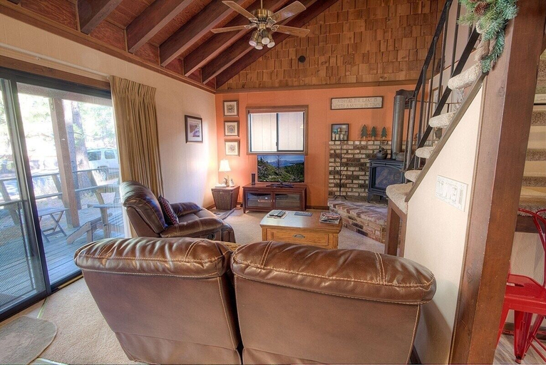 Living area 3, Sky Chalet 3 Bedroom Cabin by RedAwning, El Dorado