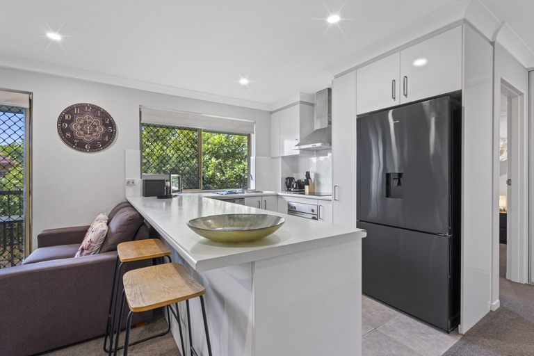 Others 5, Charming 3-bed Apartment Near Local Shops, Nundah