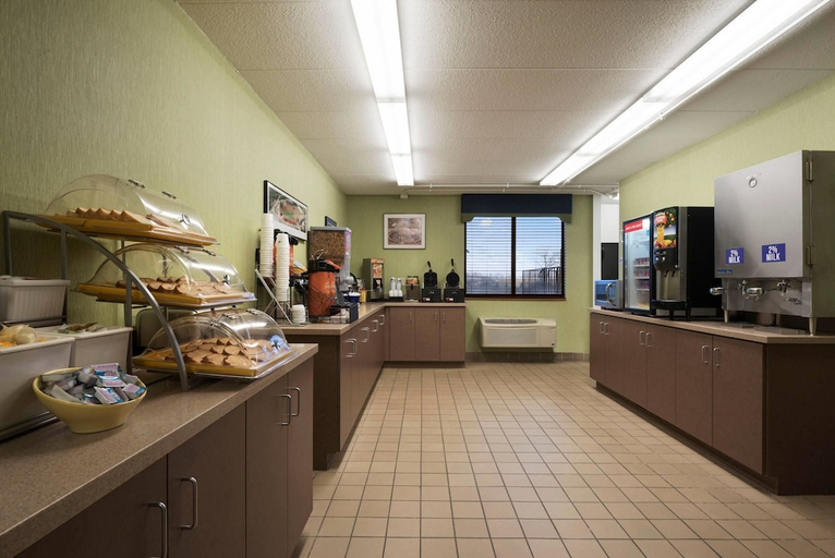 Food & Drinks 5, Days Hotel by Wyndham University Ave SE, Hennepin