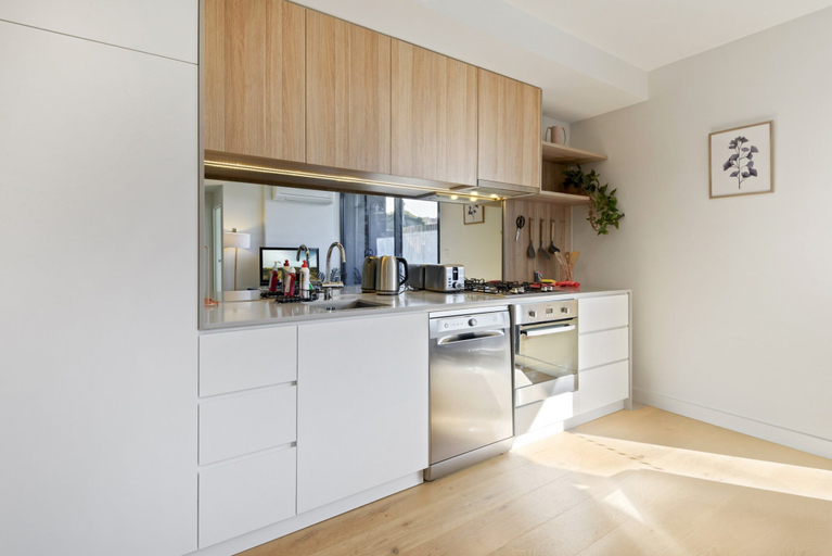 Private kitchen 3, Cosy 1-bed With Private Balcony By Showgrounds, Melbourne
