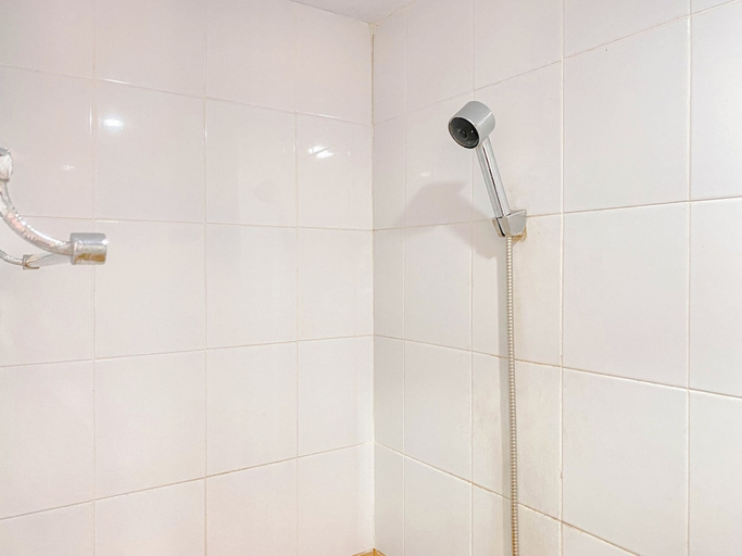 Bathroom 5, Good and Warm 2BR at Green Pramuka City Apartment, Central Jakarta