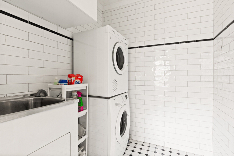 Private kitchen 5, Quaint 3-bed Heritage Home in the Heart of Sydney, Sydney