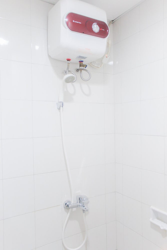Bathroom 2, Warm Cozy Studio Room Signature Park Grande Apartment, Jakarta Timur