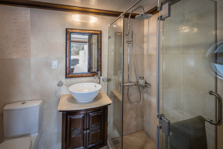 Bathroom, Paradise Sails Cruise Ha Long, Hạ Long