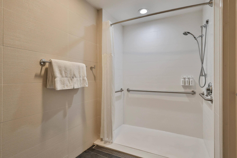 Bathroom 4, The Penn Stroud, Stroudsburg - Poconos, an Ascend Collection Hotel, Monroe