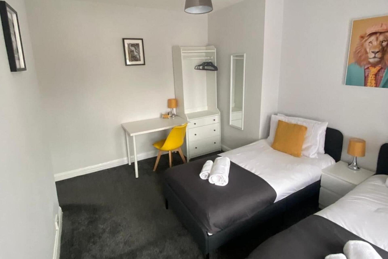 Room 3, House - Sleeps 6 - Pet Friendly - Parking, Newcastle upon Tyne