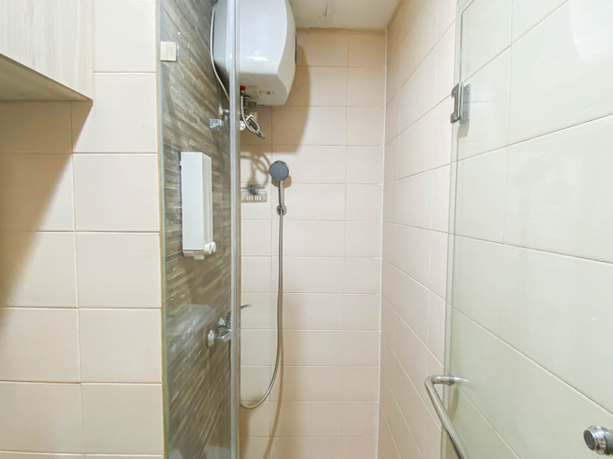 Bathroom 5, Big Spacious Studio at Sky Terrace Apartment By Travelio, Jakarta Barat