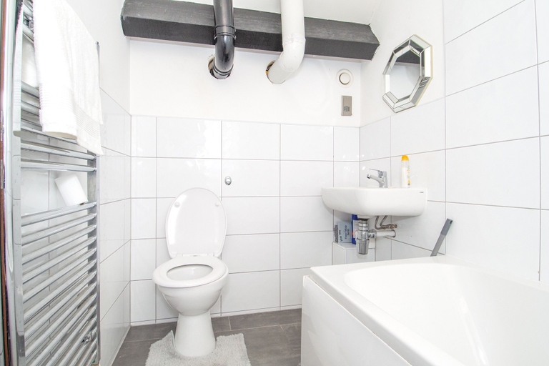 Bathroom 2, New Apartment - Sleeps 4 - Parking - City Centre, Bradford