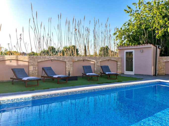 2, Spacious villa in Pula with heated pool, Vodnjan