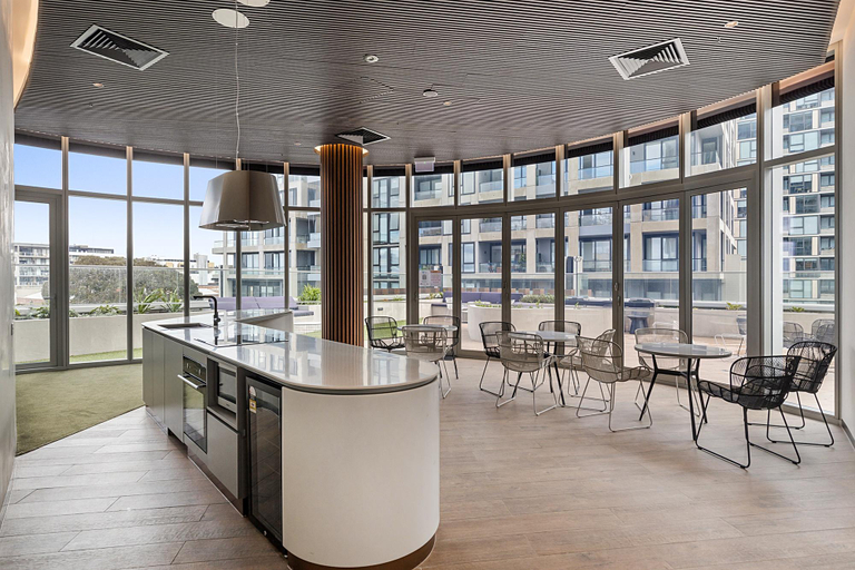Food & Drinks, Gorgeous High-Rise Unit with Sky Bar, Pool and Gym, Melbourne