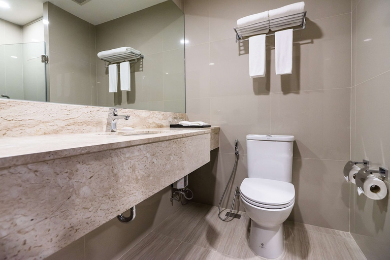 Bathroom 2, SureStay Plus Hotel by Best Western Sukhumvit 2, Khlong Toey