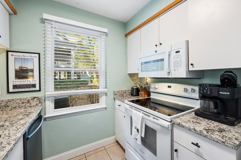 Private kitchen 5, 55-2 Low Country Get-a-way 2 Bedroom Condo, Georgetown