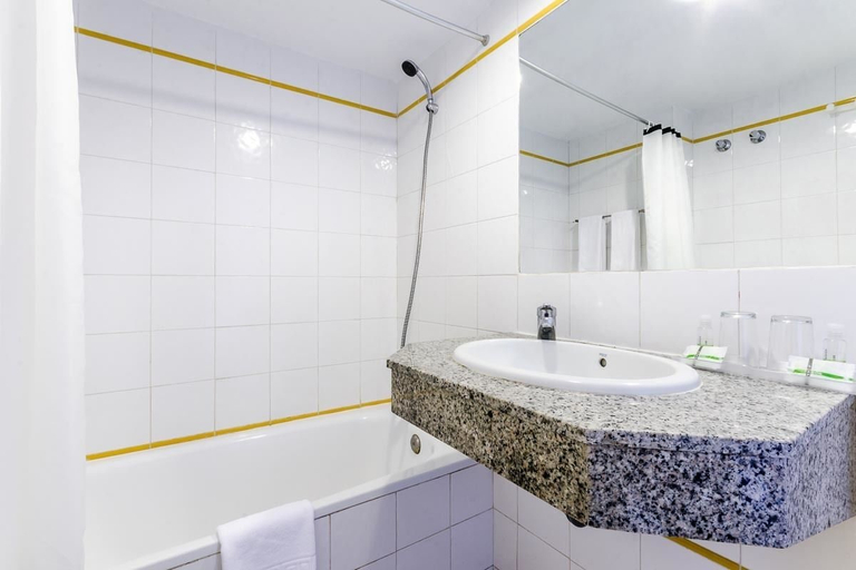 Bathroom 3, Jardin Del Atlantico Apartments, Las Palmas