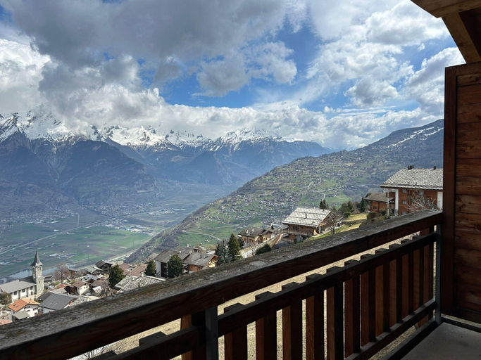 2, Pleasant apartment with balcony, Sion