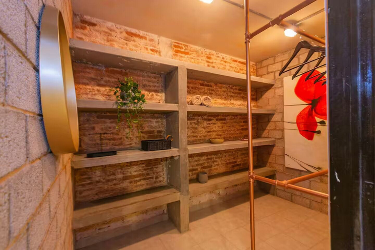Room 3, Casa de Cobre, Del Centro