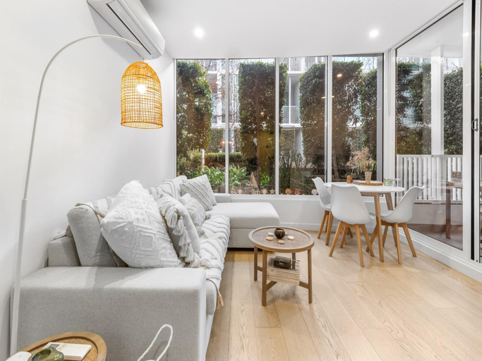 2, Brighton 1-Bed Apartment with Balcony Parking, Melbourne