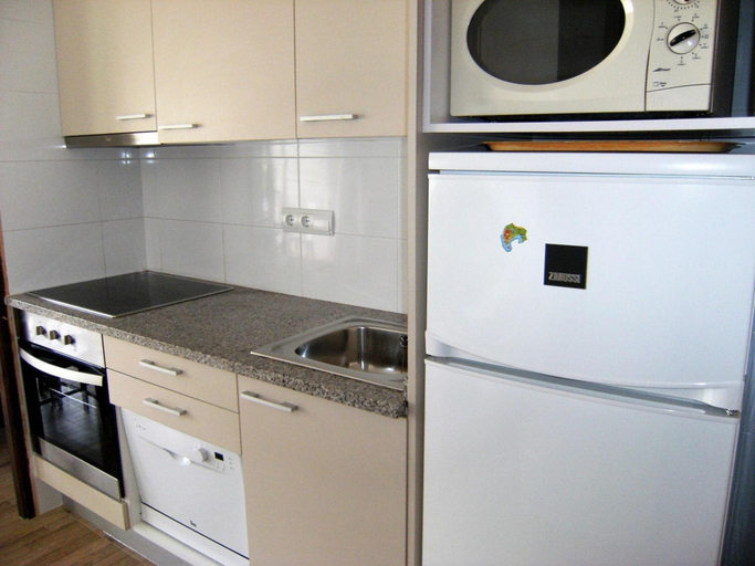 2, Apartment for 5 people with garden, Girona
