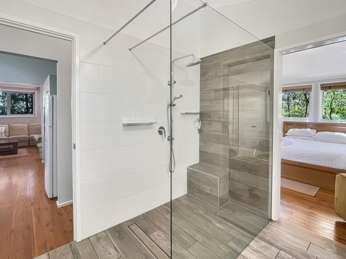 4, Riverside 3-Bed Townhouse with Spacious Deck & BBQ, Eurobodalla