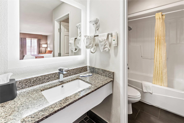Bathroom 4, Quality Inn & Suites near Robins Air Force Base, Houston