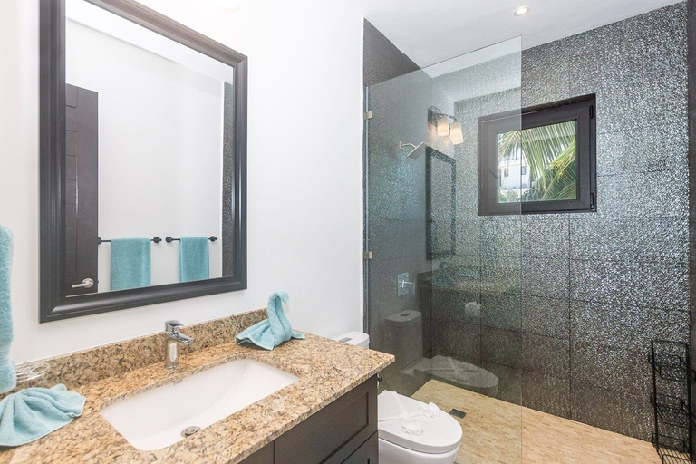 Bathroom 5, Seahorse Escape-apartment #4 1 Bedroom Condo, Roatán