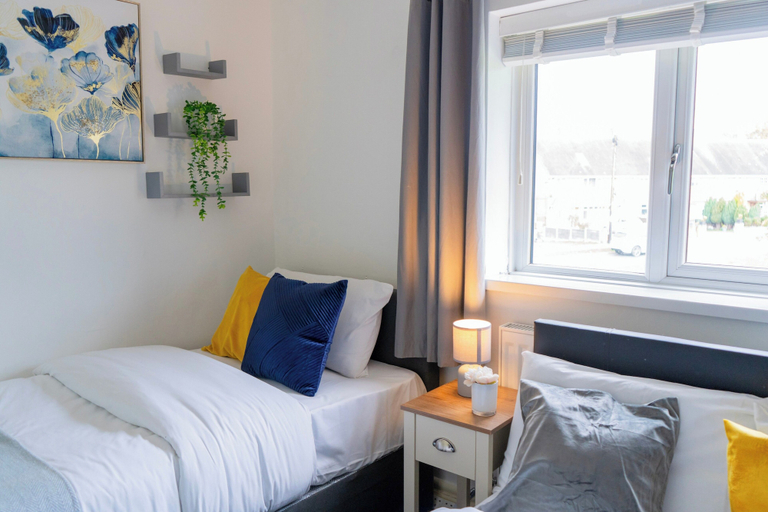 Room 4, House - Sleeps 10 - Parking - Stn Close, Walsall