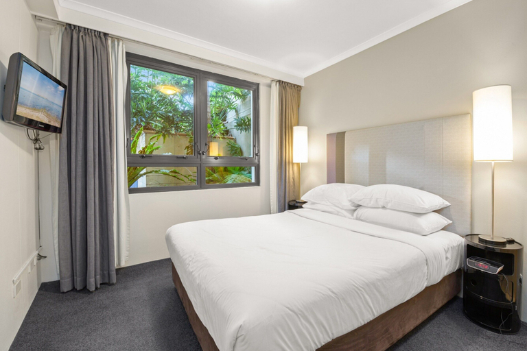 Room 5, Contemporary 1-bed First Floor Unit With Pool, Sydney