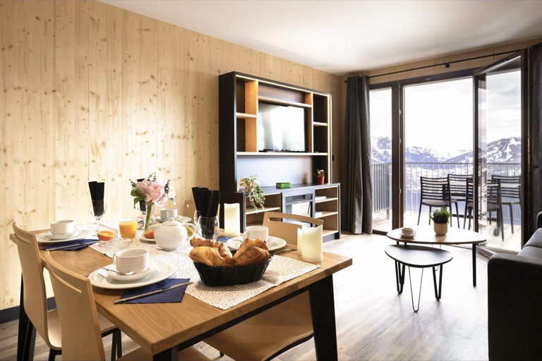 Dining 2, Apartment in Le Corbier With Heated Pool, Savoie