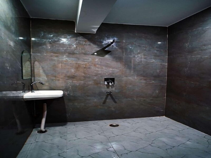 Bathroom 4, Hotel NS Near Delhi Airport, Delhi