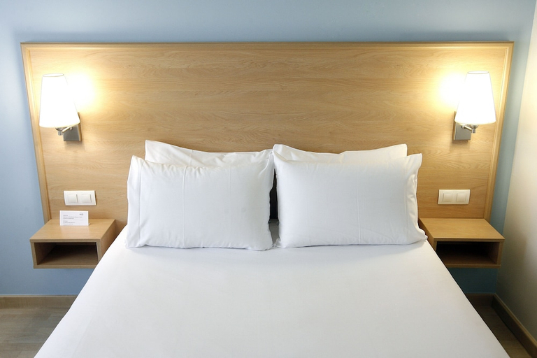 Bedroom 4, Travelodge Valencia Aeropuerto, Valencia
