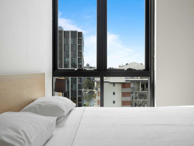 4, Spaciously Bright 1-bed Apartment, Toowong