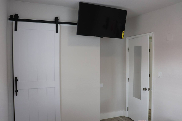 Room 2, Flamingo Beach House, Broward