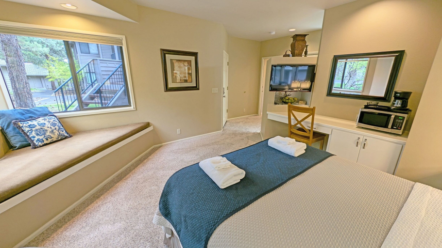 Room 2, Mt Bachelor Village 332 2 Bedroom Condo, Deschutes