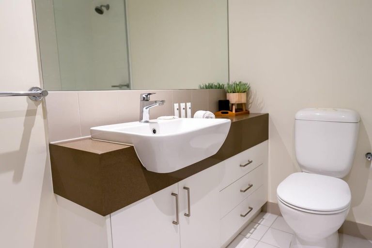 Bathroom, Spacious City Stay Near Lygon Street Dining, Melbourne