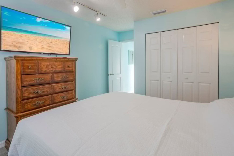 Room 4, Light Sand With Heated Pool, Pinellas
