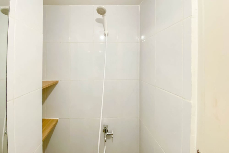 Bathroom 3, Relaxing And Cozy Studio Tokyo Riverside Pik 2 Apartment, Tangerang